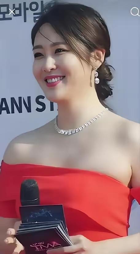 这位美女主持人，她没有董卿漂亮，也没有柴璐有气质。她是谁？女央视主持人