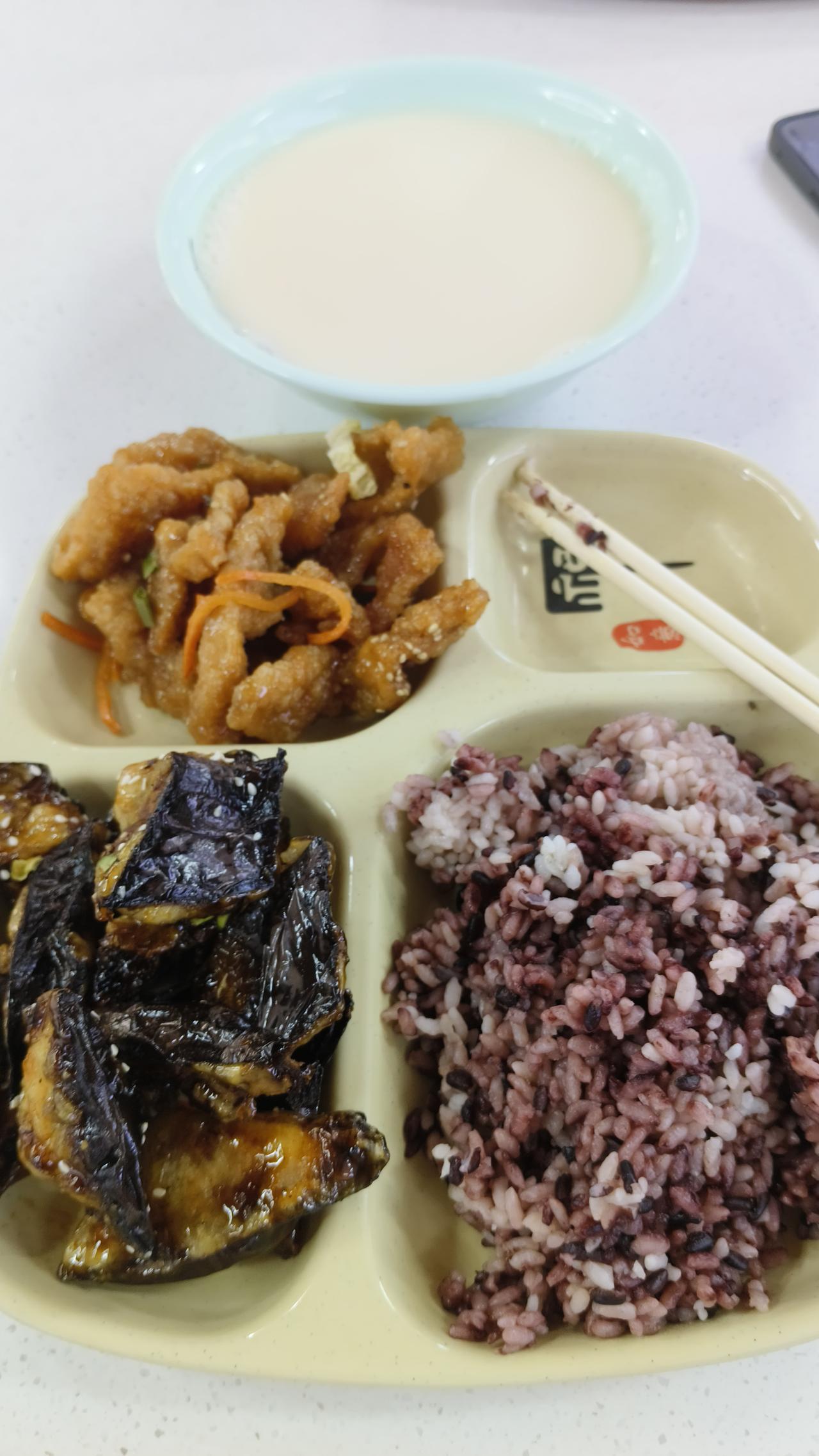 食堂套餐：聊城大学营养均衡的“学生胃”守护者

这份三格餐盘里装着糖醋里脊、红烧