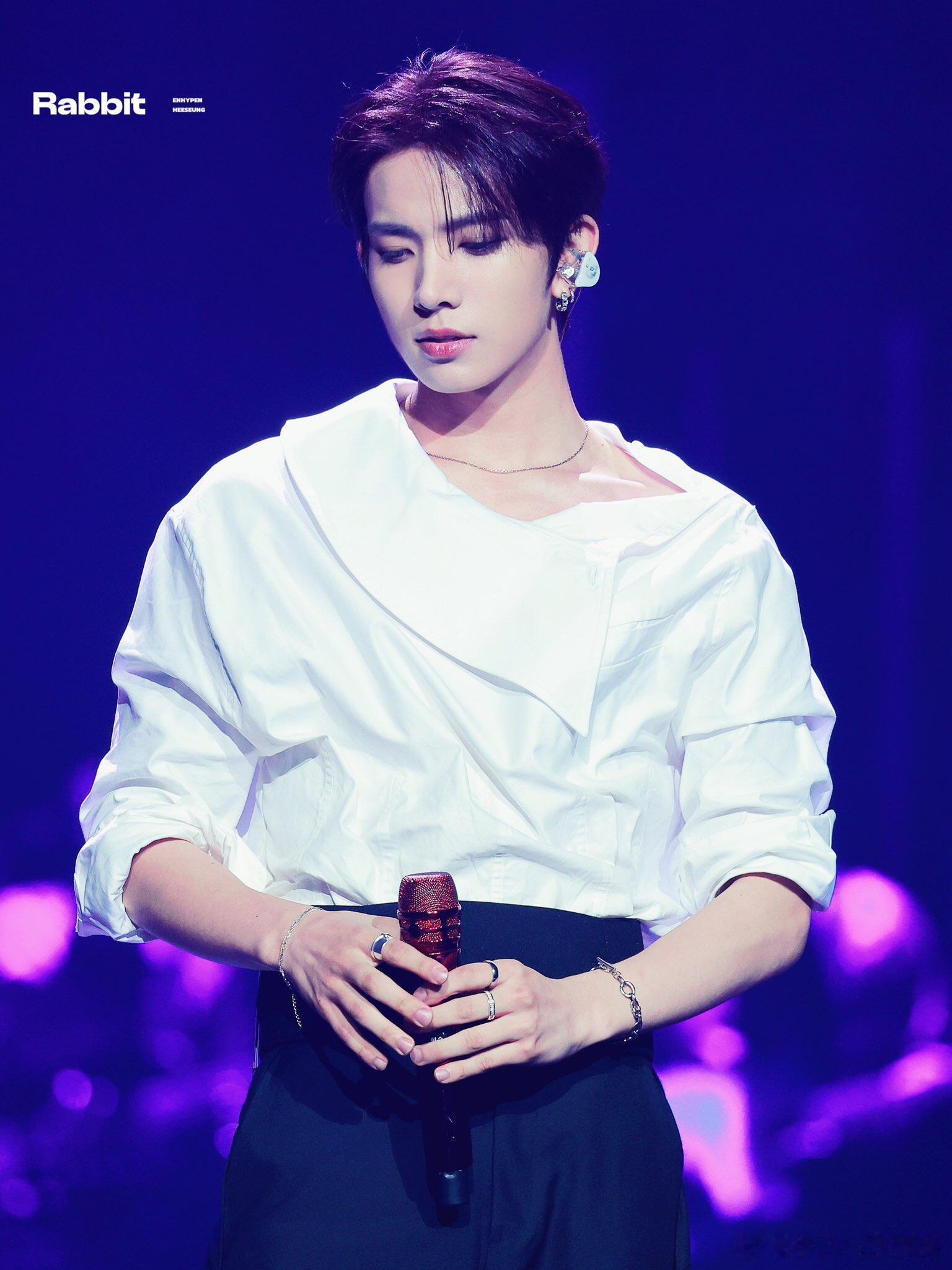 李羲承清爽感 不得不感慨他的皮肤底子真的太能打，原生冷白皮自带磨皮柔光，不用浓妆