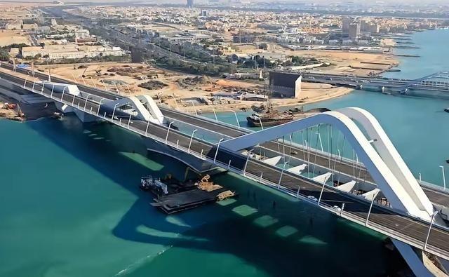 美以刚炸完伊朗大桥，德黑兰反手公布八座桥名单：这招“对等报复”，美军五代机都拦不