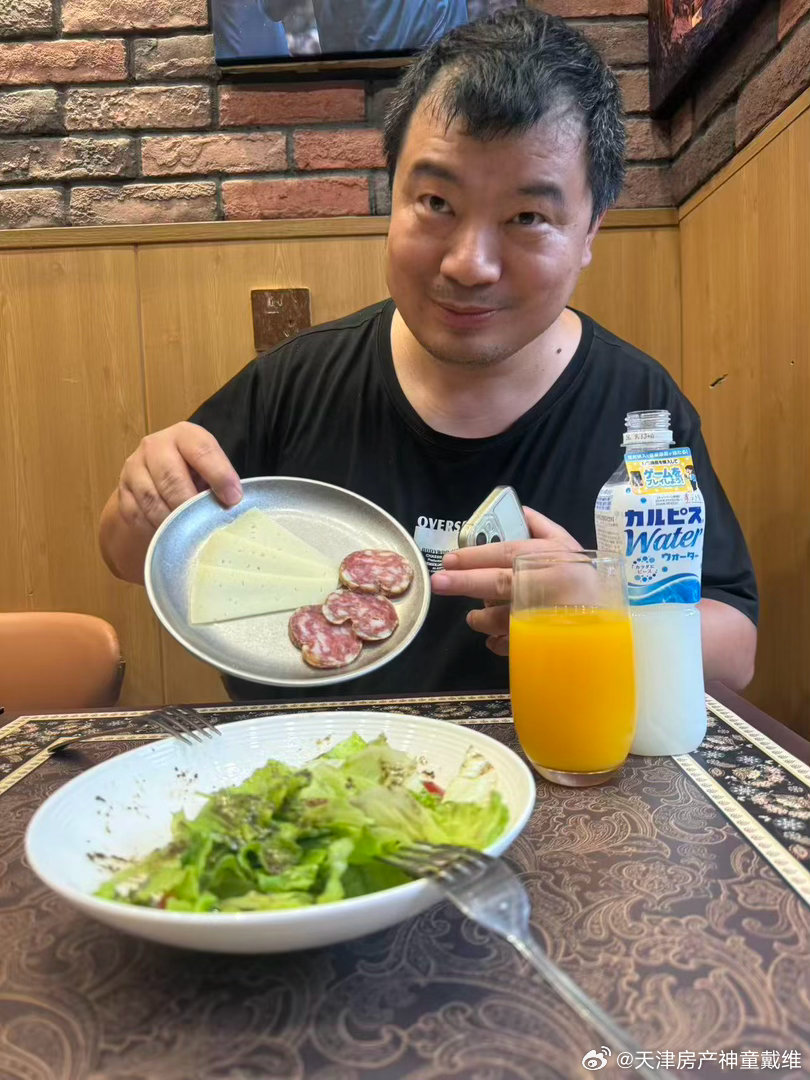 周末怎么能没有拿坡里风味的披萨呢？老王的名言是非科技不投资 。老板热情地把新从乌