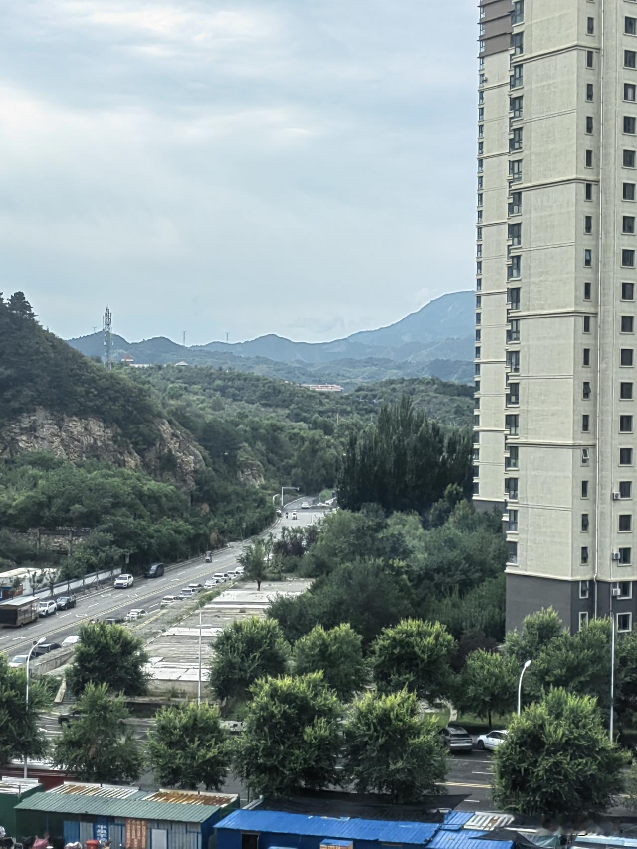 钱财名利终会流转，旁人来去皆为过客。
风光会褪色，缘分有聚散，很多拥有，都只是短