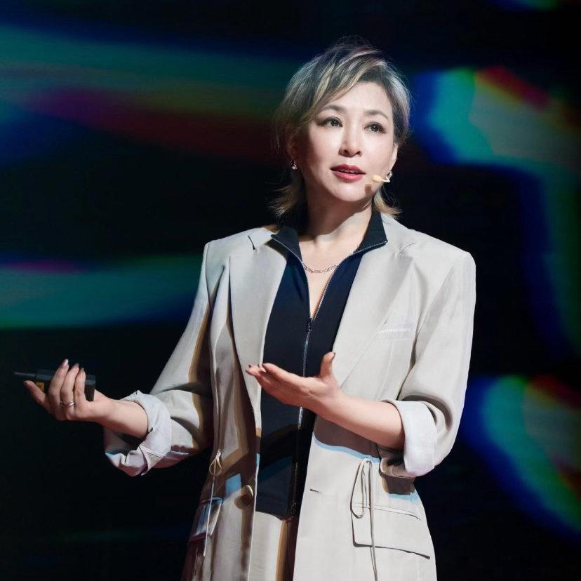 李静自曝43岁后逐年变胖我现在也明显察觉到自己开始悄悄长胖平时三餐已经很克制可体