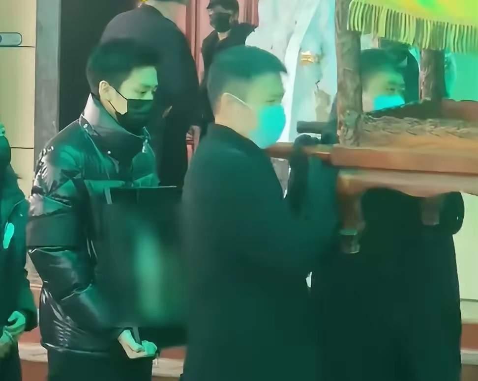 那个演遍四大名著的“古典第一美人”何晴，告别仪式上儿子的一番哽咽追忆，让全场泪目