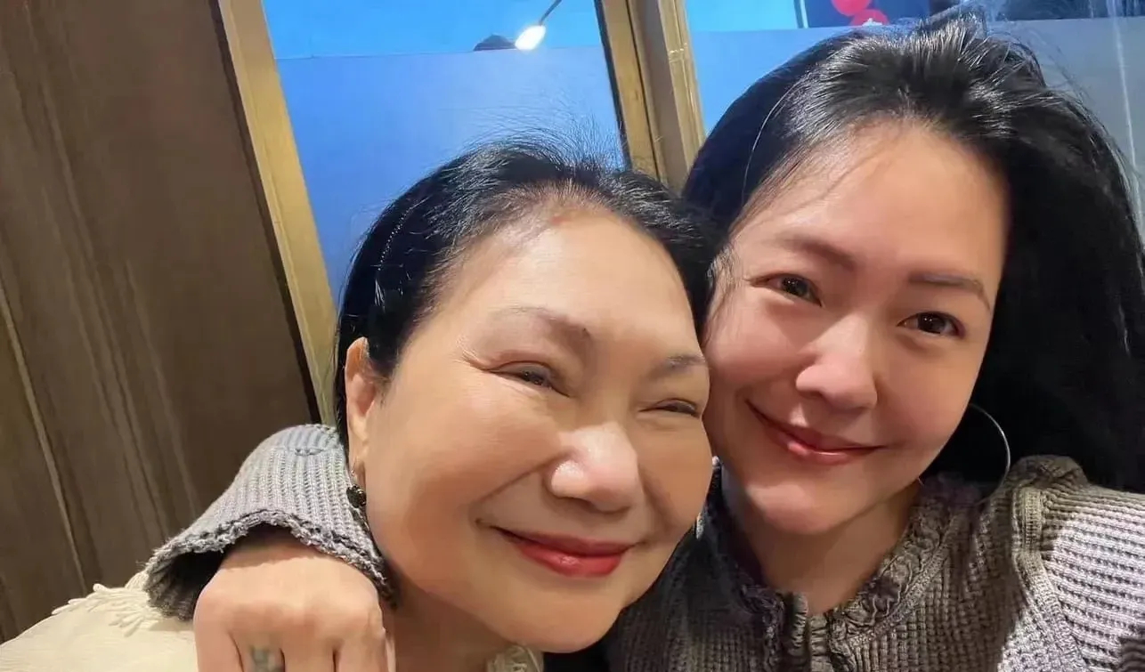 小梅作为大小s的母亲，生活经历颇为坎坷。她年轻早嫁，遭遇家庭纷争与个人困境，独自