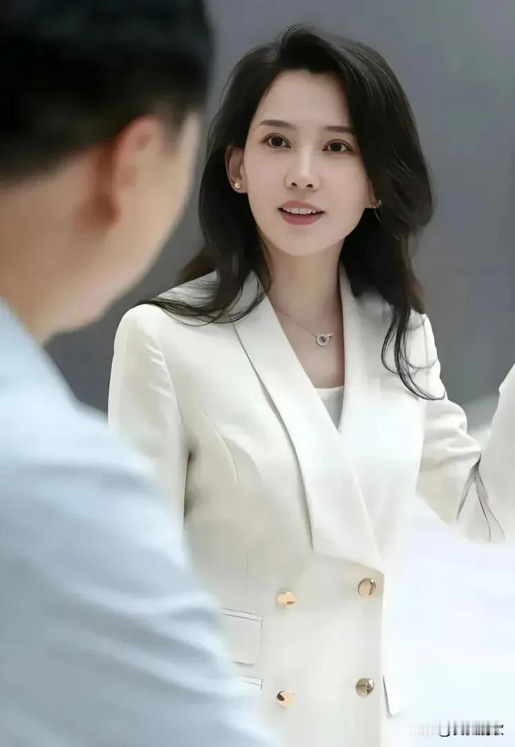 李巧，汪峰现任女友，1990年出生于新疆哈密市，毕业于艺术专业院校，今年36岁，