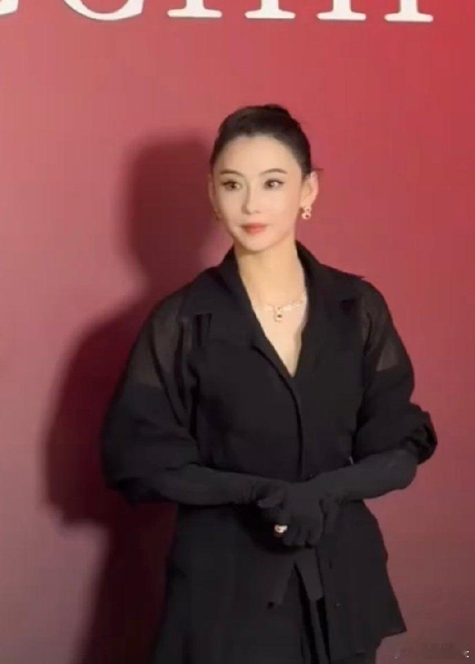 张柏芝Qeelin高珠展造型 张柏芝在Qeelin高珠展的造型，黑衬衫搭配盘发，