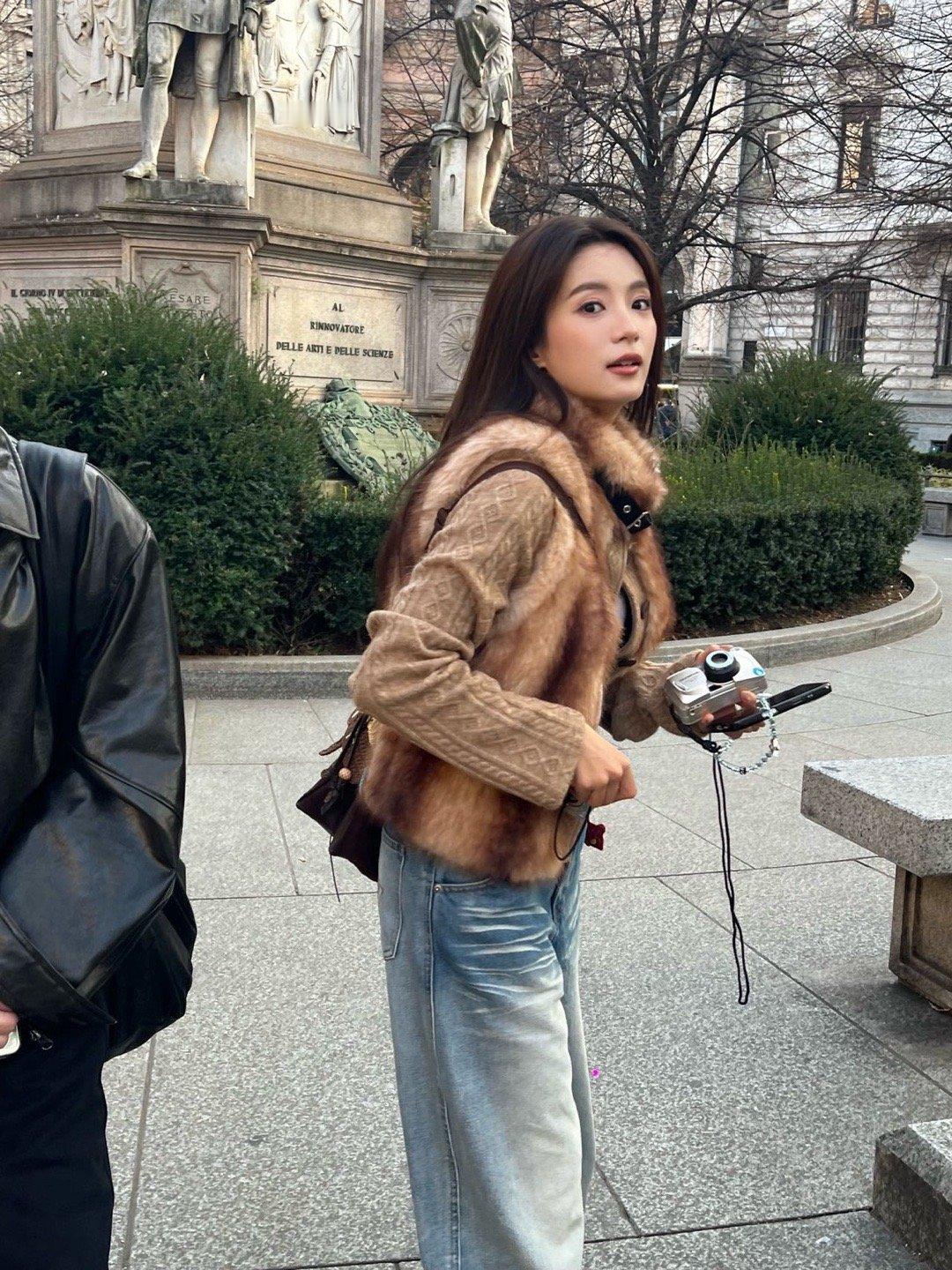 米兰偶遇张雅钦 刷到偶遇视频反复心动✨ 也太宠粉了，主动配合拍照，态度温柔又真诚