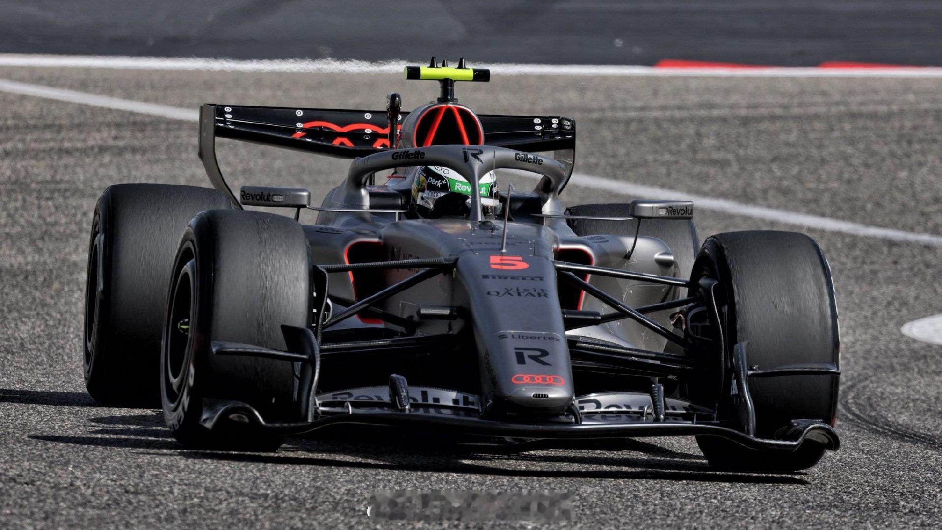 F1 奥迪在巴林测试中带来了一辆B版赛车，尤其是侧箱的样子已经完全变了！这样的设