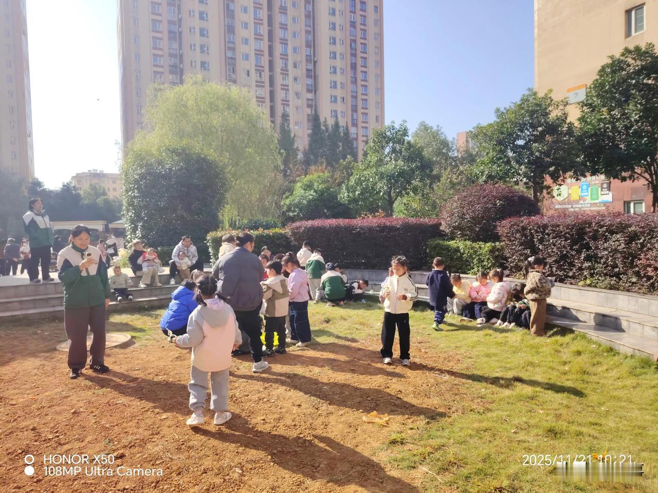 11月21日幼儿园小朋友在小区活动