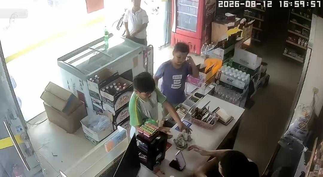 破防了！广州，一位经营五年超市的老板，因为生意艰难，决定下个月闭店。

三个来店
