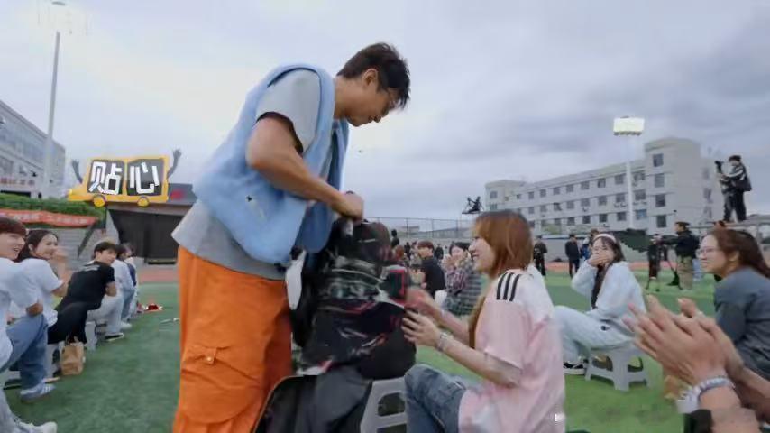邓超你这波操作让我确信你是“宠粉狂魔”！看小姑娘穿短袖在那哆嗦，立马把衣服脱给她