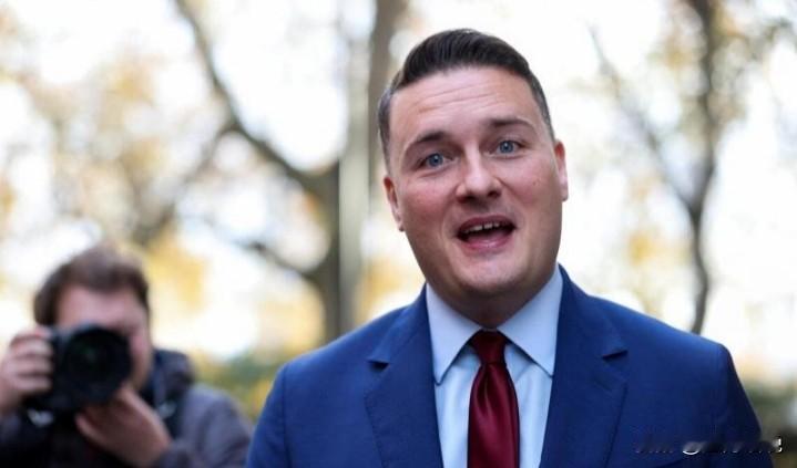 英国卫生部长韦斯·斯特里廷公开否认“密谋推翻首相斯塔默”的指控，同时批评首相团队