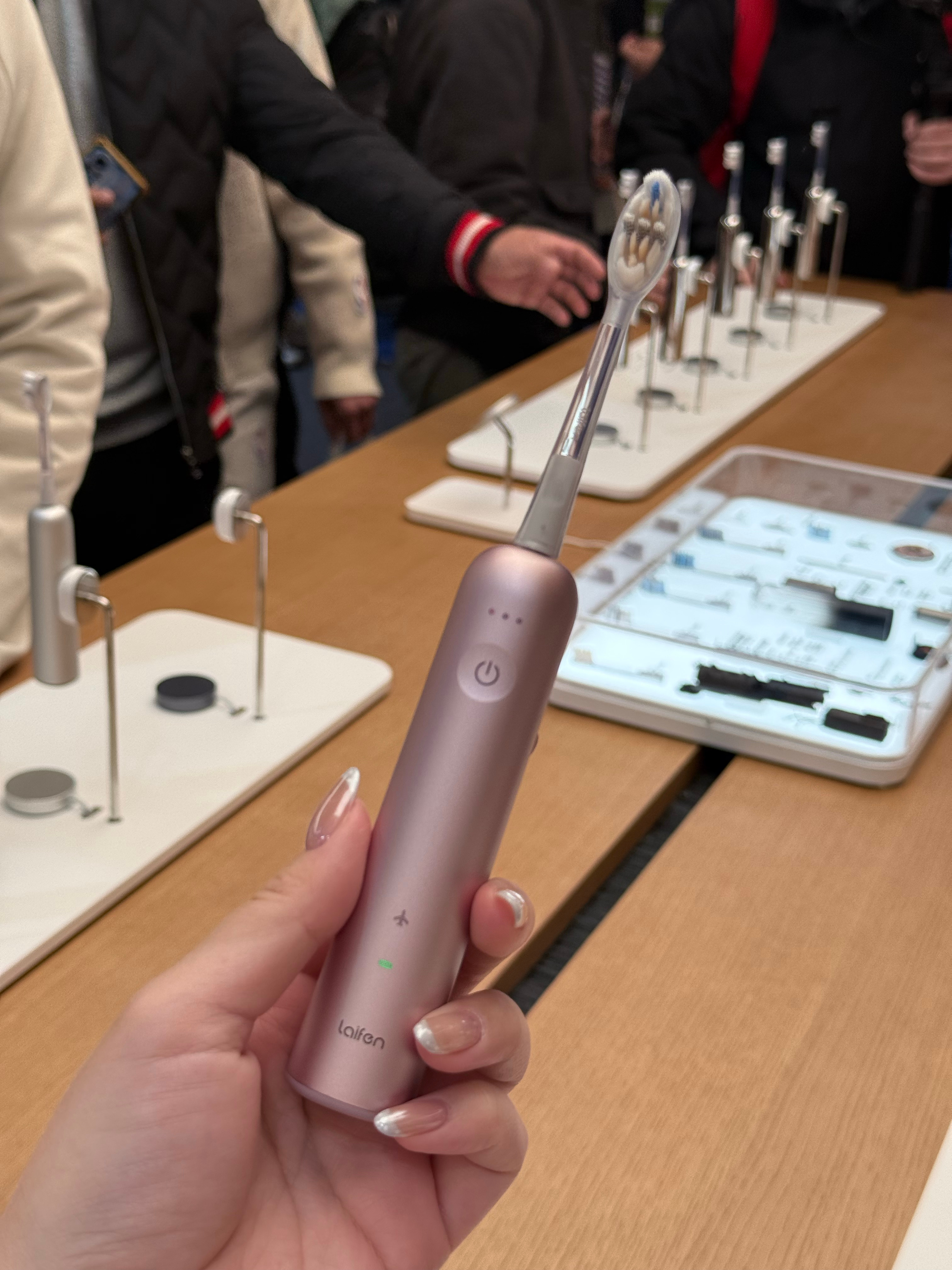 徕芬展台来了看了一下好东西真不少～首先就是这牙刷简直不要太趁手！一开机就能感受到