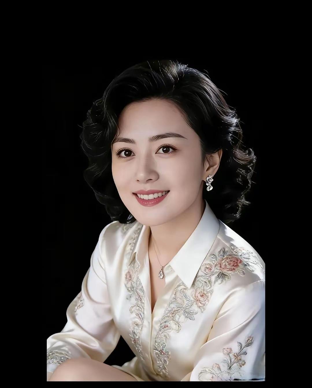 女人真正的气质，并非精致妆容与得体穿搭那么简单。它是内核里的坚韧与温柔，是历经世