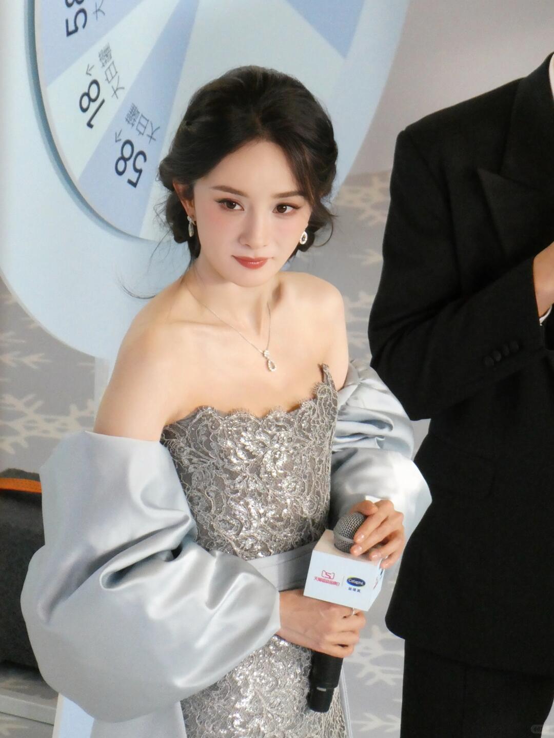 杨幂  刷到丝塔芙上海一组图，这个蜜蜂拍的好甜好美！杨幂的目光所及都是蜜蜂～图6