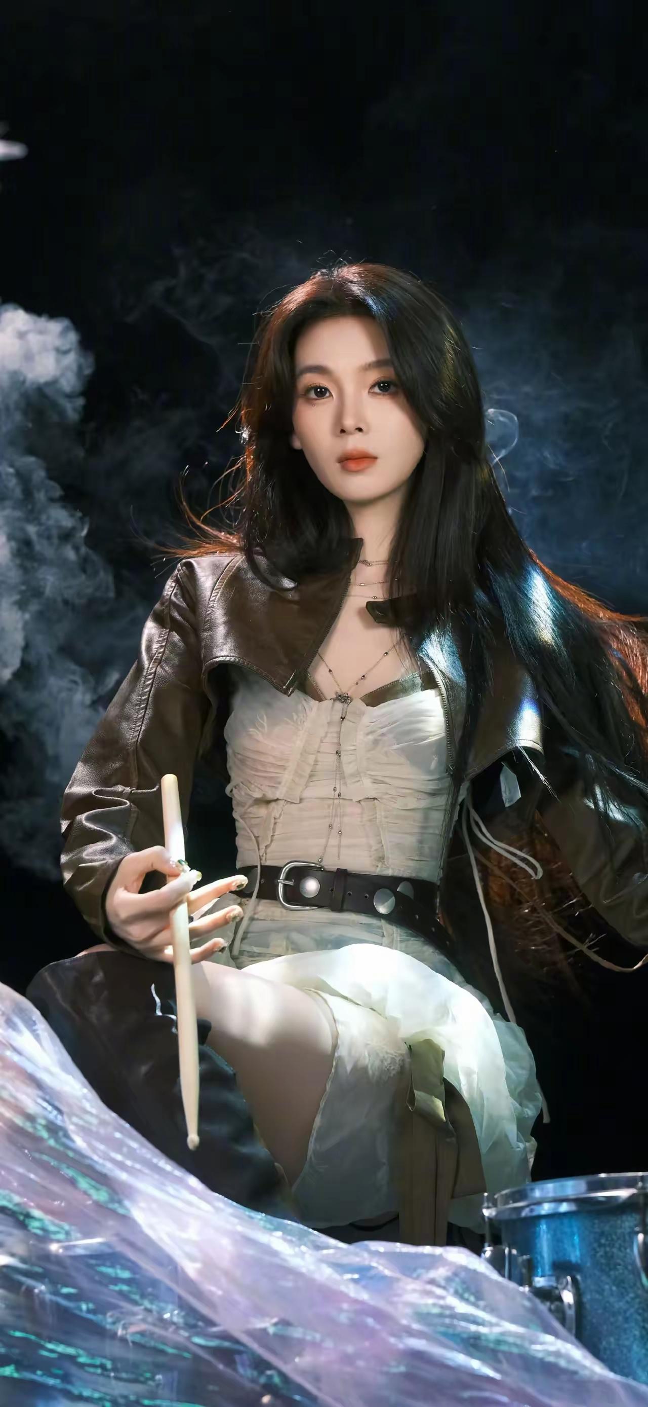 陈瑶，当甜妹闯入摇滚舞台，每一秒都在惊艳全场✨ 皮衣与纱裙碰撞出甜酷火花，鼓槌起