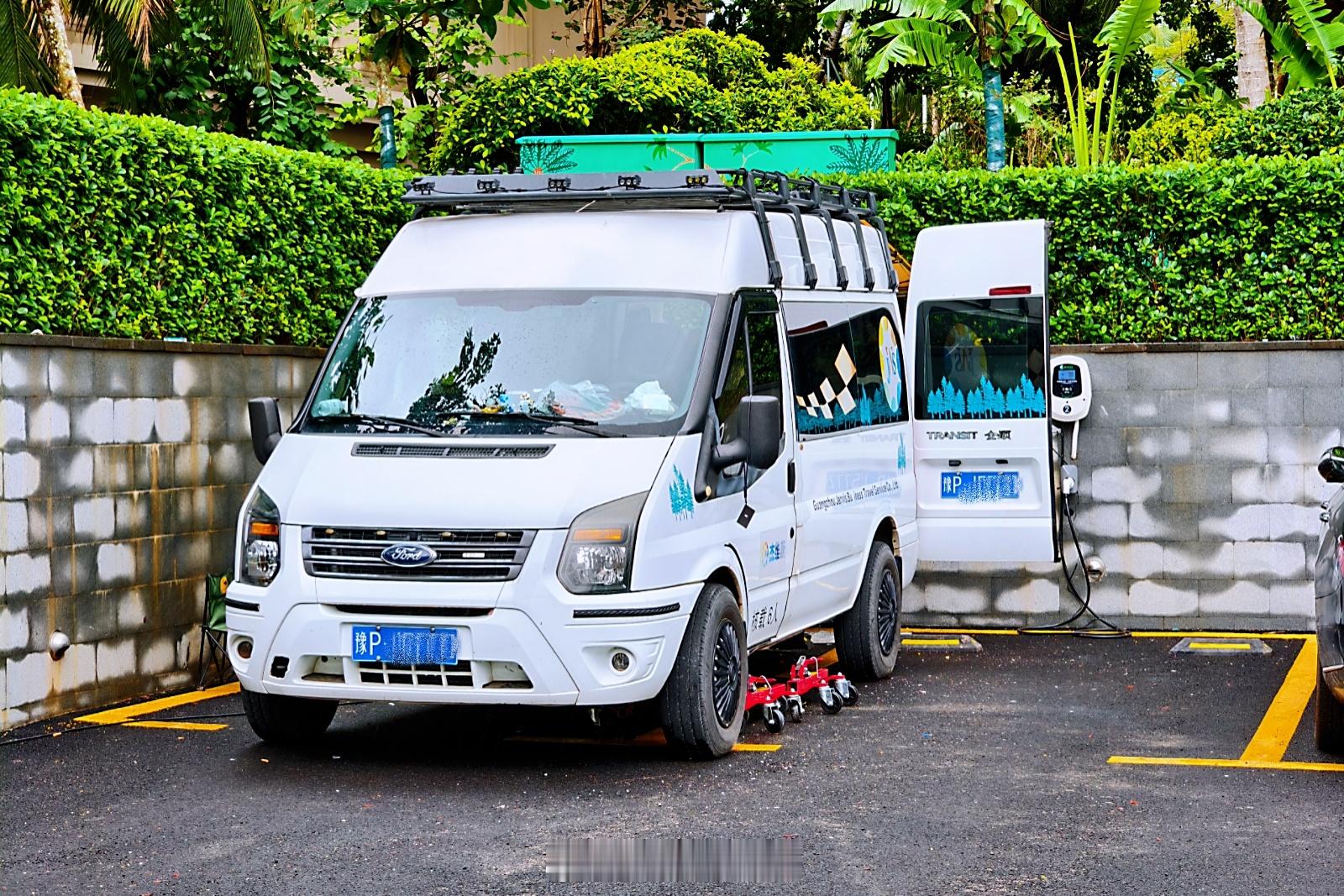 补发一张前一阵在某试驾活动上见到的幕后工作车。其实在不少领域，福特全顺 曾经有很