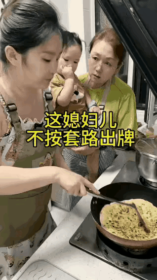 这才是最合理的烙饼翻锅方式吧？
一般我们翻锅就怕不小心大饼掉出来，而这种拖住大饼