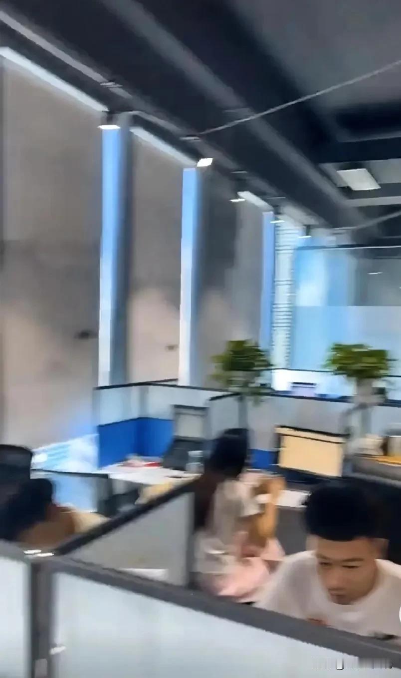 面试通过了一个中级技术工程师，结果候选人提交的社保缴费记录和他的工作履历对不上，