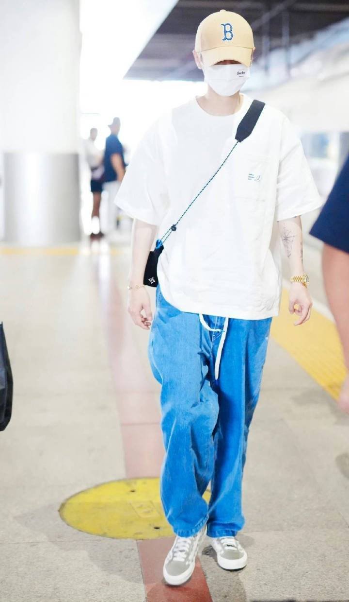 #鹿晗[超话]#哥哥的颜值真的是太帅气了，浑身的气质也是独一份的，整个人都很吸引