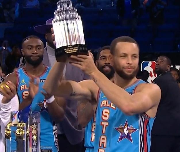 库里两场比赛20分10篮板恭喜获得2025年的全明星MVP  🏆 