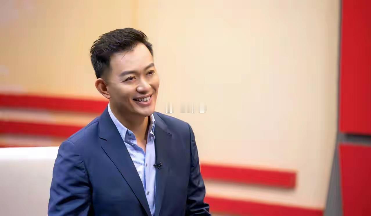演员黄海冰，不接受前妻丁克，再婚娶了小12岁美娇妻，生两个孩子，一家子其乐融融。