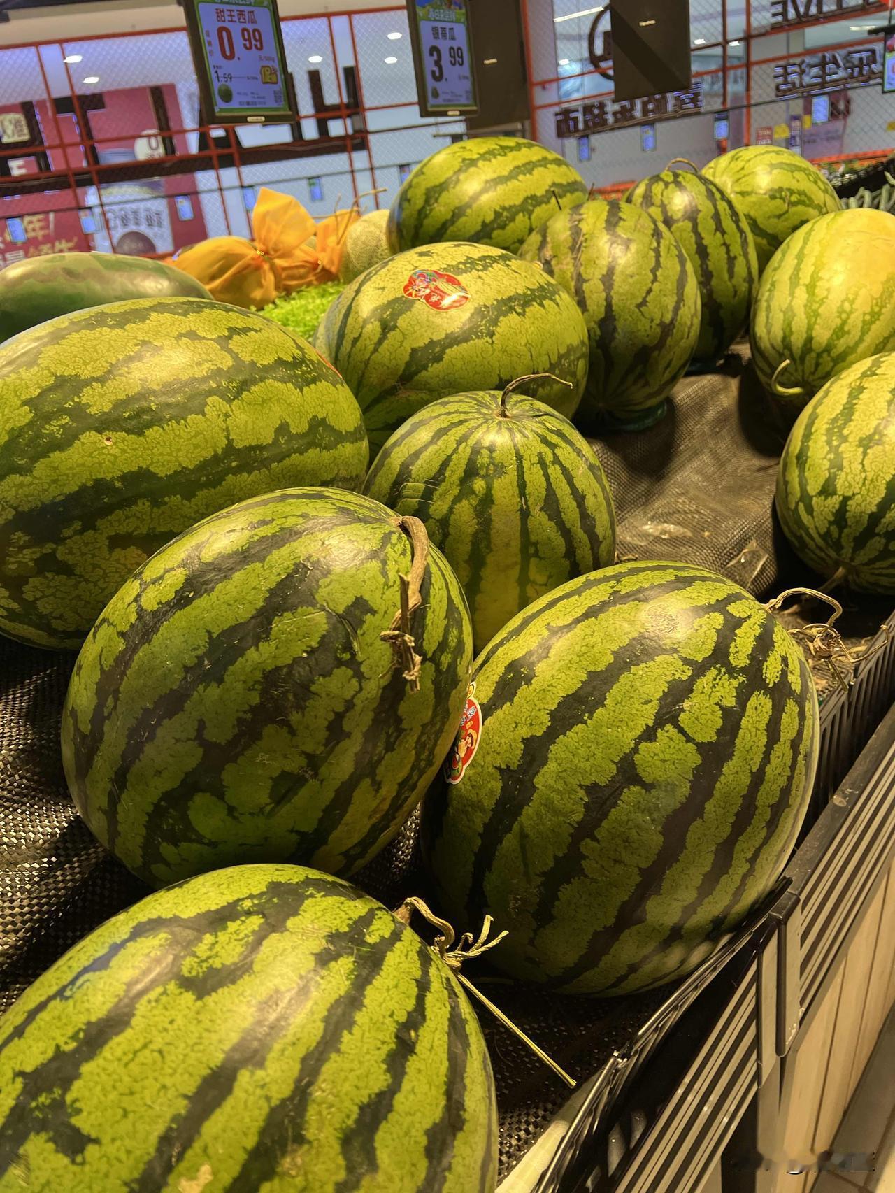兰州的西瓜这么好吃
价格又便宜
我每天都要买半个西瓜
前几天每天买的都是新疆西瓜