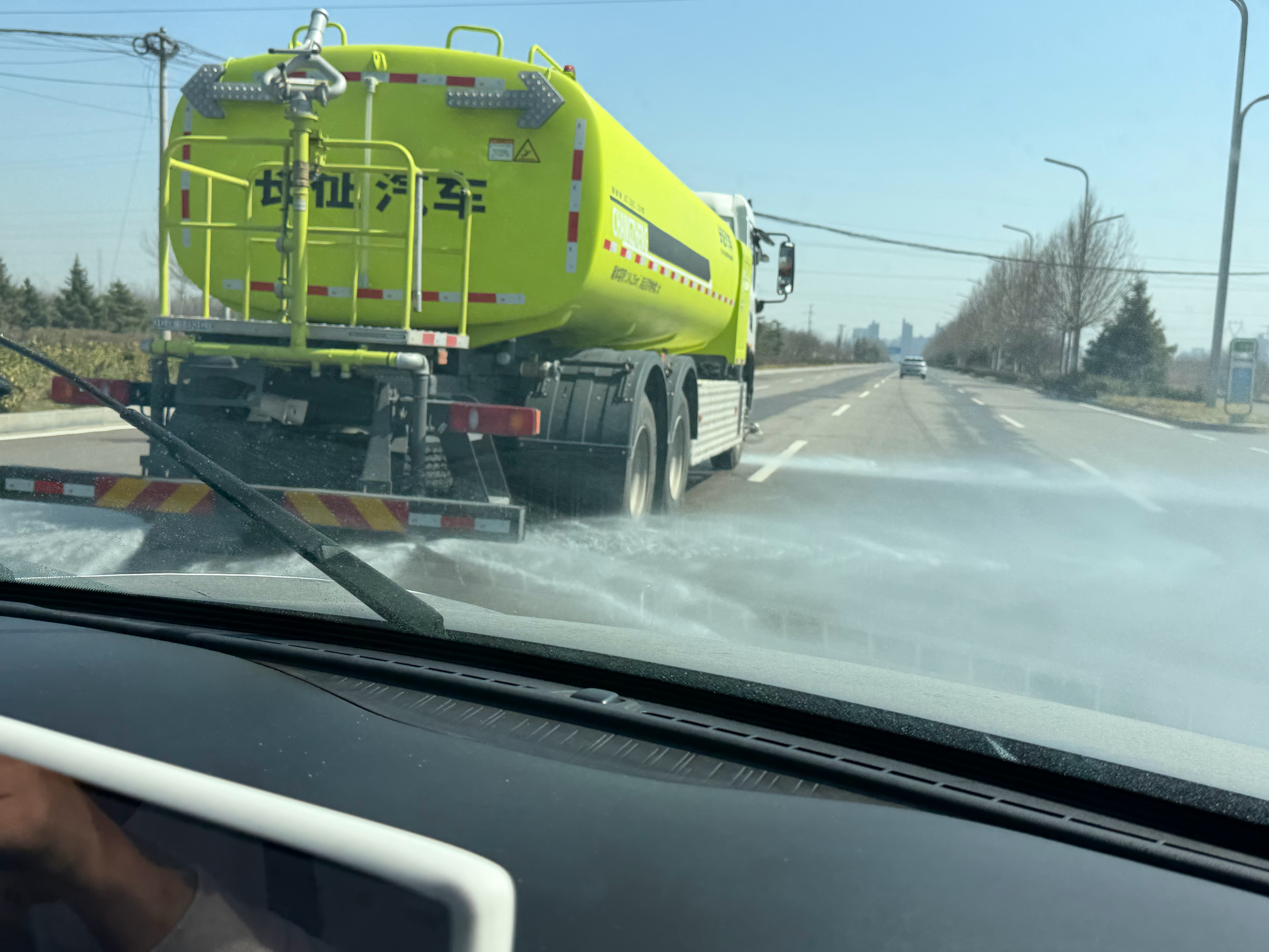 这洒水车这么有力气吗哈哈