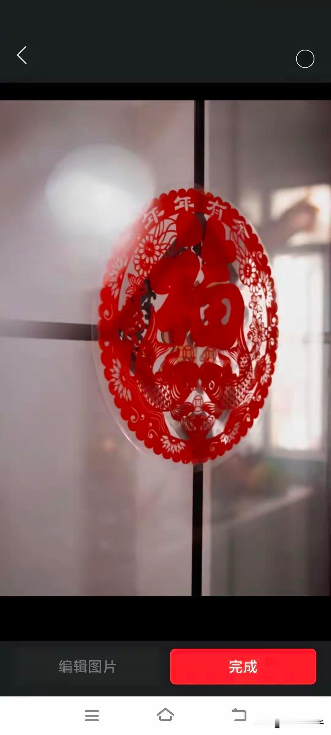 今天发现老公手机上装了个短视频软件，每天吃完饭就躺在沙发上刷，笑得跟个傻子似的，