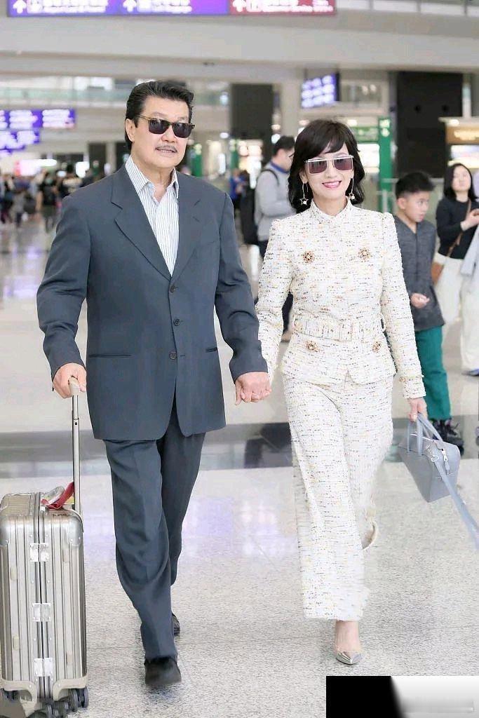 赵雅芝真是幸福，每天只需打扮得美美的，拎个漂亮包包就轻松了。她不年轻漂亮才怪呢 