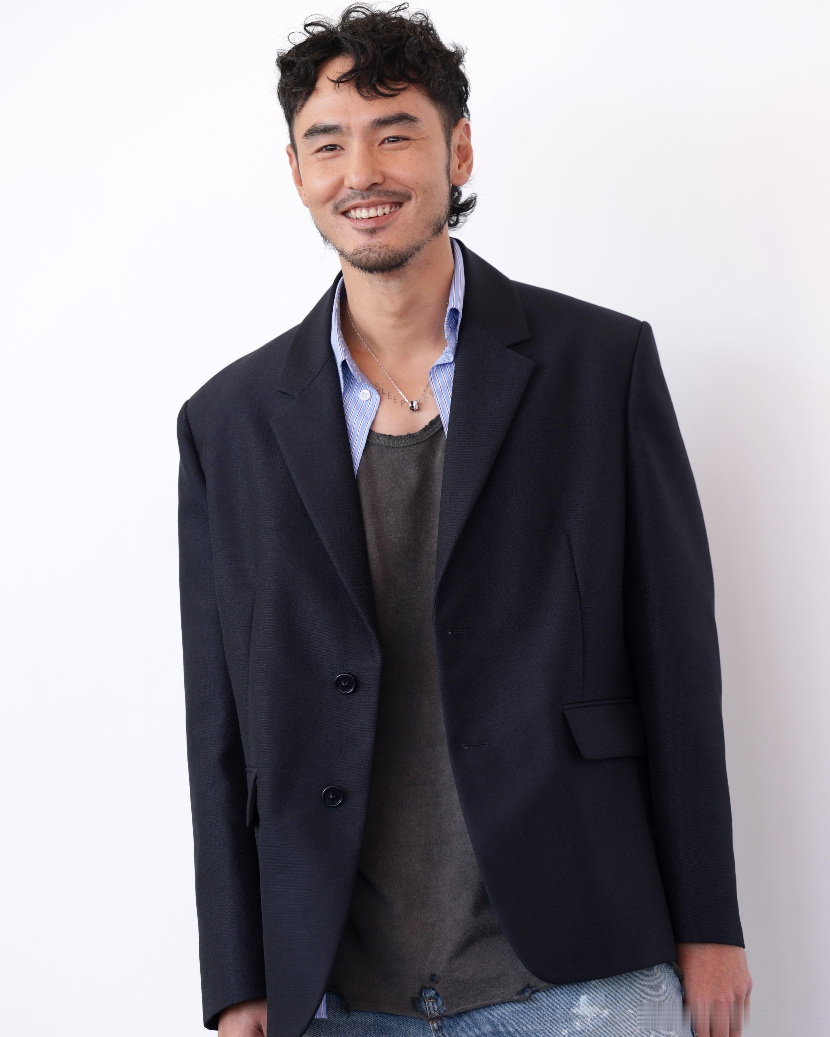 谢盈萱、阮经天主演电影《狂妄警探》入选威尼斯影展竞赛单元，俩人造型非常默契选择了
