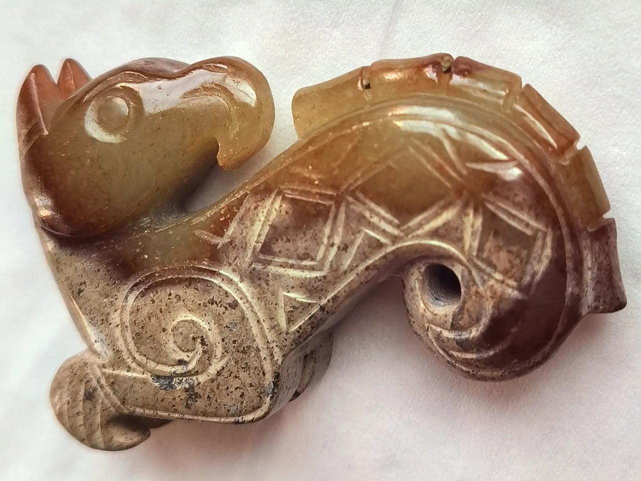 每个时代的玉器，
都有其时代特征。
工艺、纹饰、沁色、整体状态、题材、某些部位的