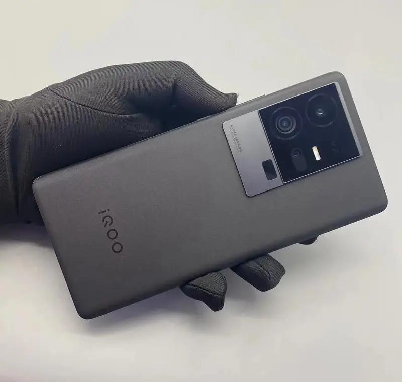 绝版机型：iQOO 11Pro
iQOO数字旗舰里唯一集齐：微曲面E6屏+200