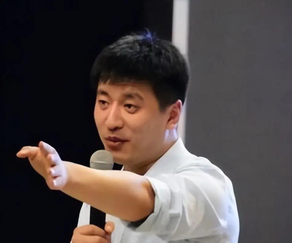 以赤诚为灯，照学子前路——致张雪峰老师
 
惊闻张雪峰老师离世的消息，心中满是悲