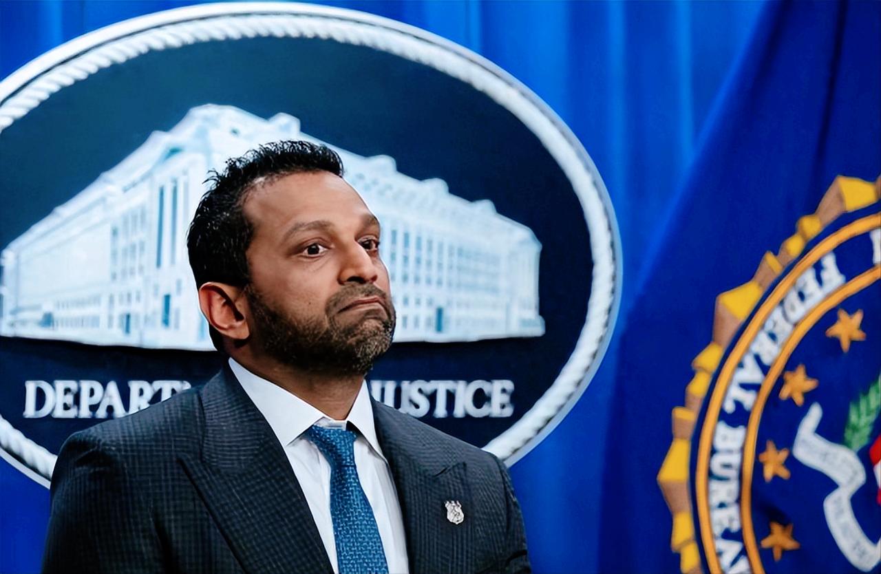 美国FBI又出大动静！局长卡什·帕特尔直接下令，解雇了至少十名联邦调查局探员，这