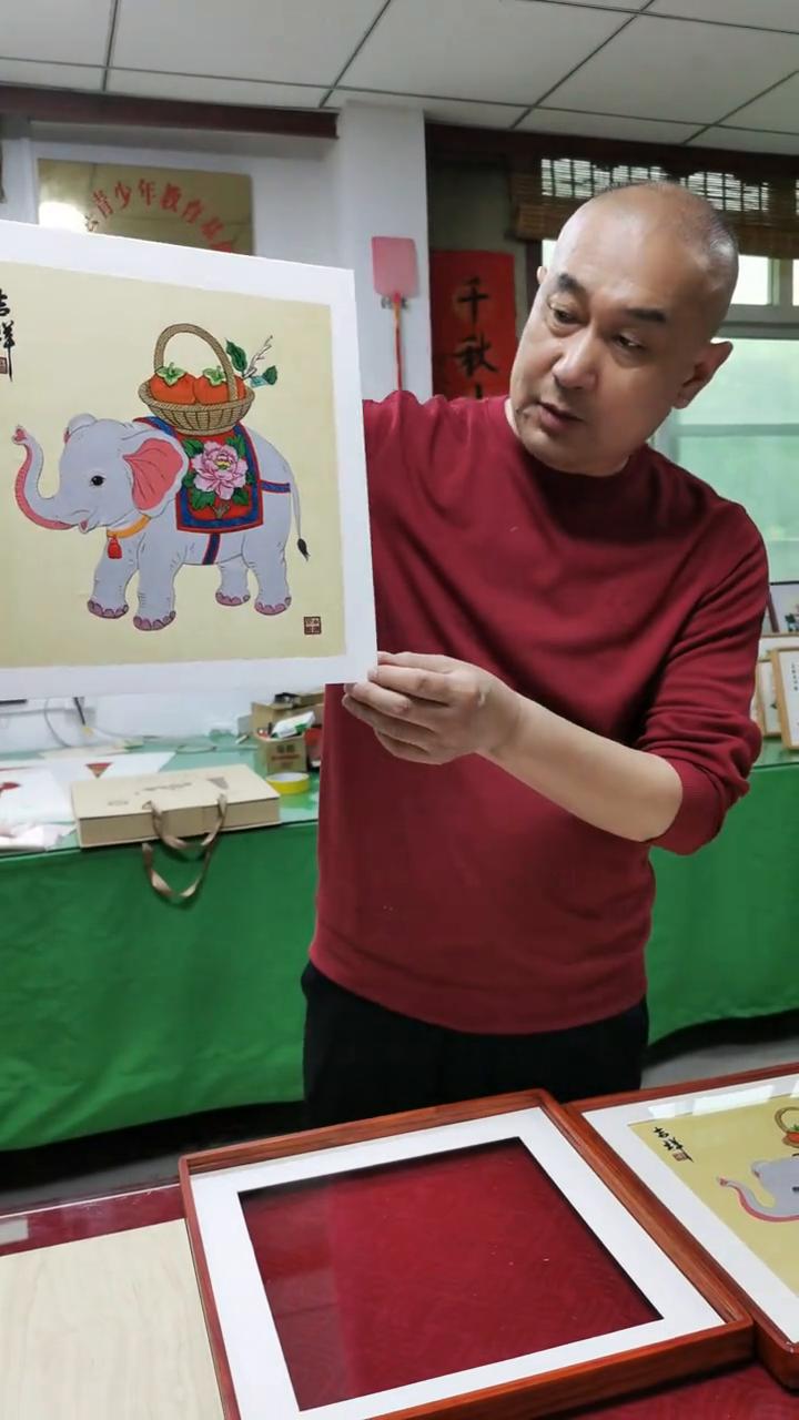 一个老板要两副吉祥的，这有柿子、牡丹，太漂亮了，寓意非常好。这个大象憨态可掬，能