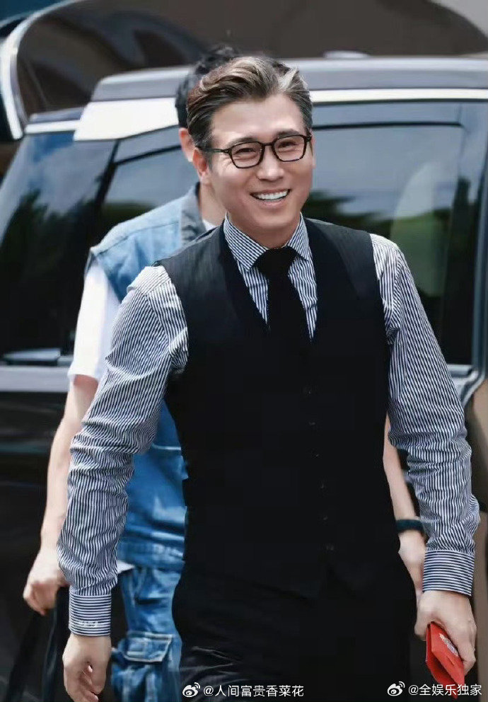 李乃文法拉利老了还是法拉利 谁能拒绝自带“大佬BGM”的男人？他往那儿一站，就像