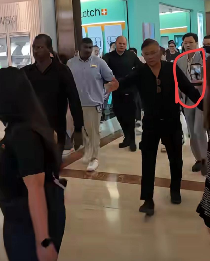 立法能否对跟拍、追拍行为进行处理呢？很多人都反感明星一出门，身后跟着一大帮保安，