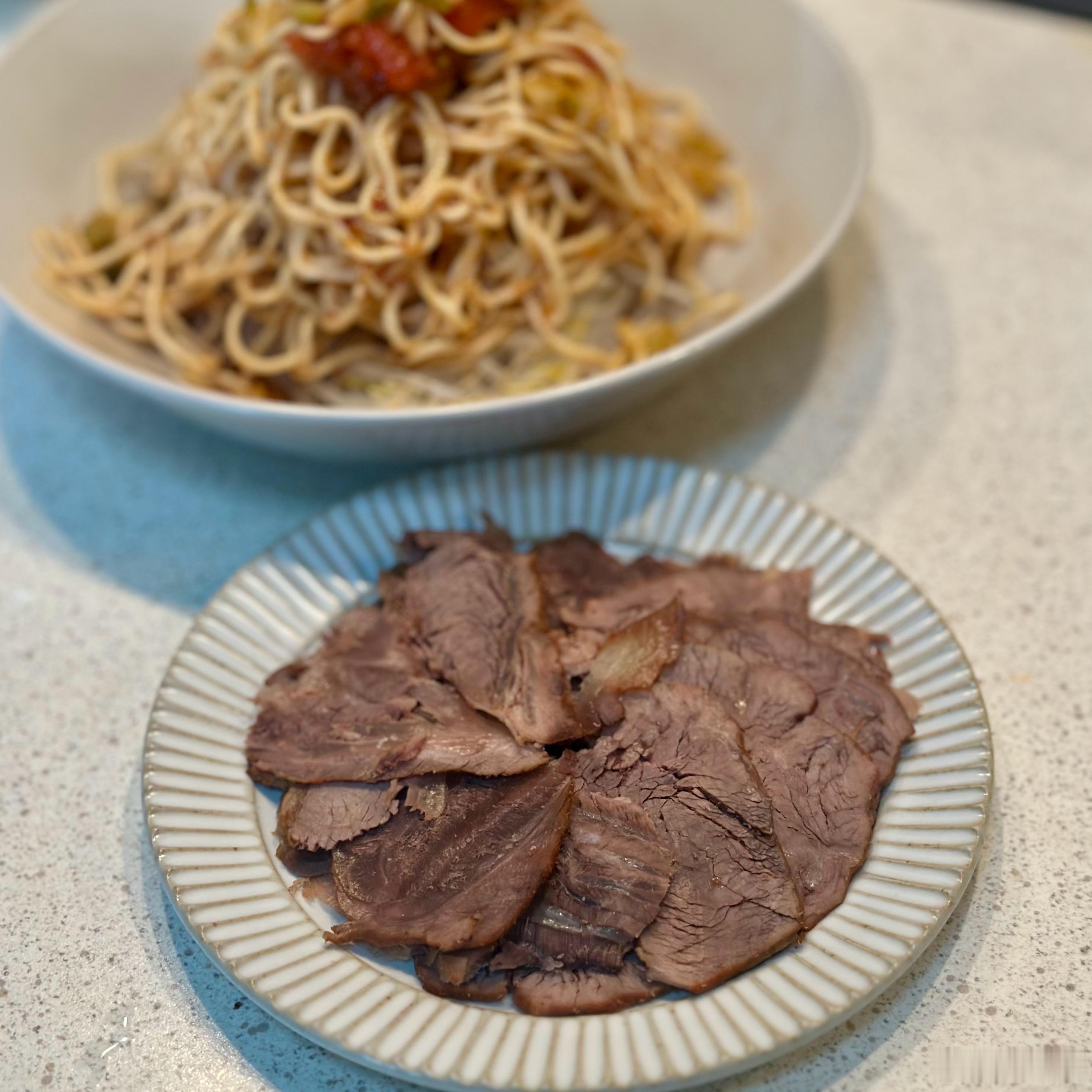 午餐。拌凉面，卤牛腱， 