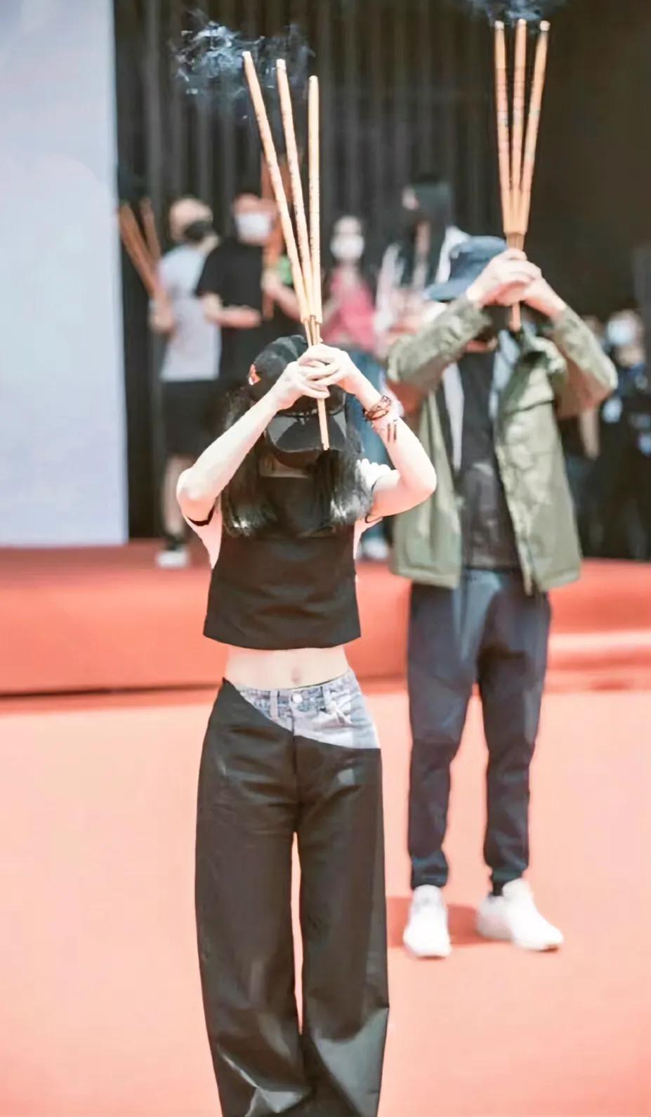 就当你们拜过堂吧……  #赵丽颖# #娱乐圈大发现# #电视剧#