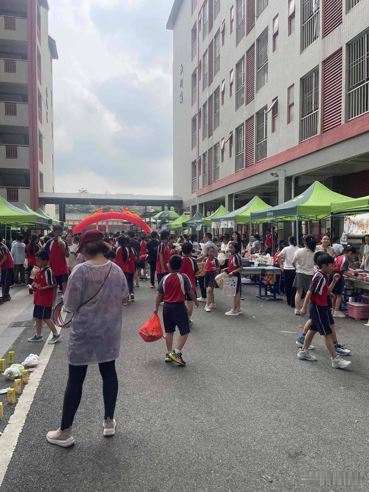【别再被网络骗了，美国啃老一族正愈演愈烈】
以前，我们总能看到网络信息说美国年轻