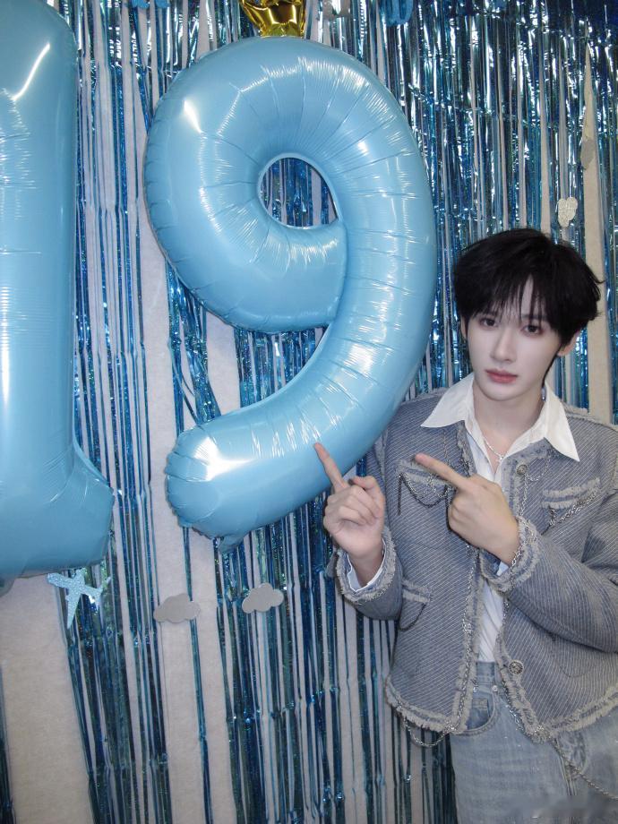 登陆少年祝余宇涵生日快乐🎂余宇涵生日愿望：祝我们的愿望都实现 