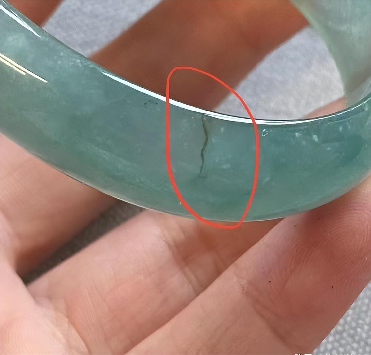 乌鲁木齐一女子在玉器店看中高价玉镯，店员提醒其正确拿取方式，女子未听从导致手镯磕