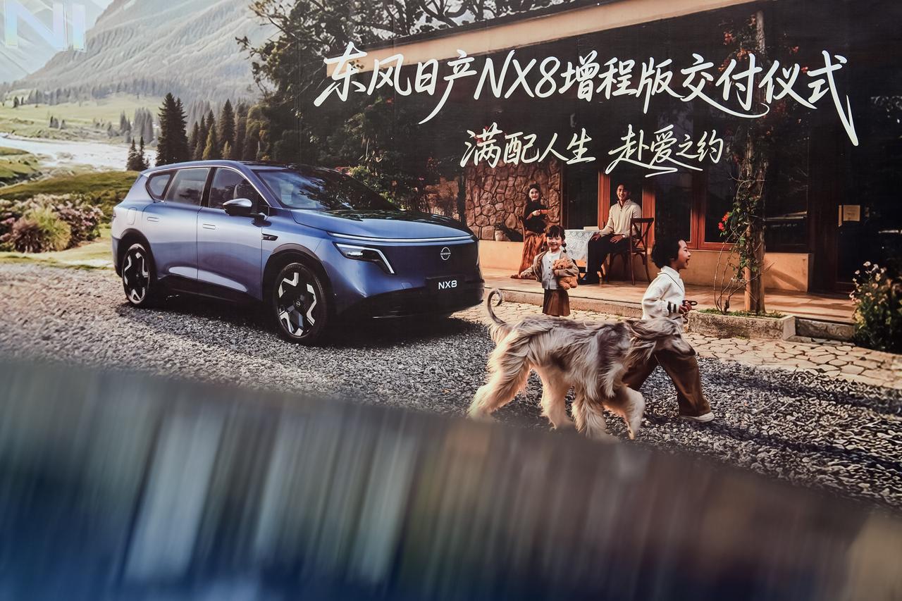 在FE电动方程式赛场的聚光灯下，东风日产NX8迎来了第10000台车的交付时刻。
