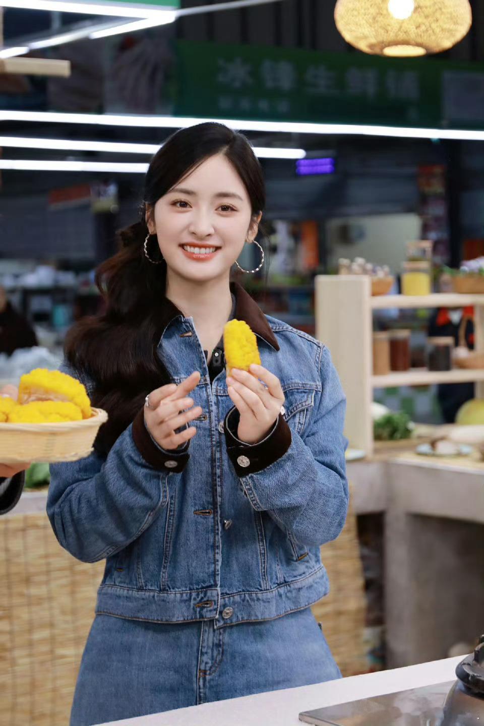 沈月撞档沈月周末沈月双档营业！综艺里校园整活超欢乐，央视逛吃四川烟火气拉满，双倍