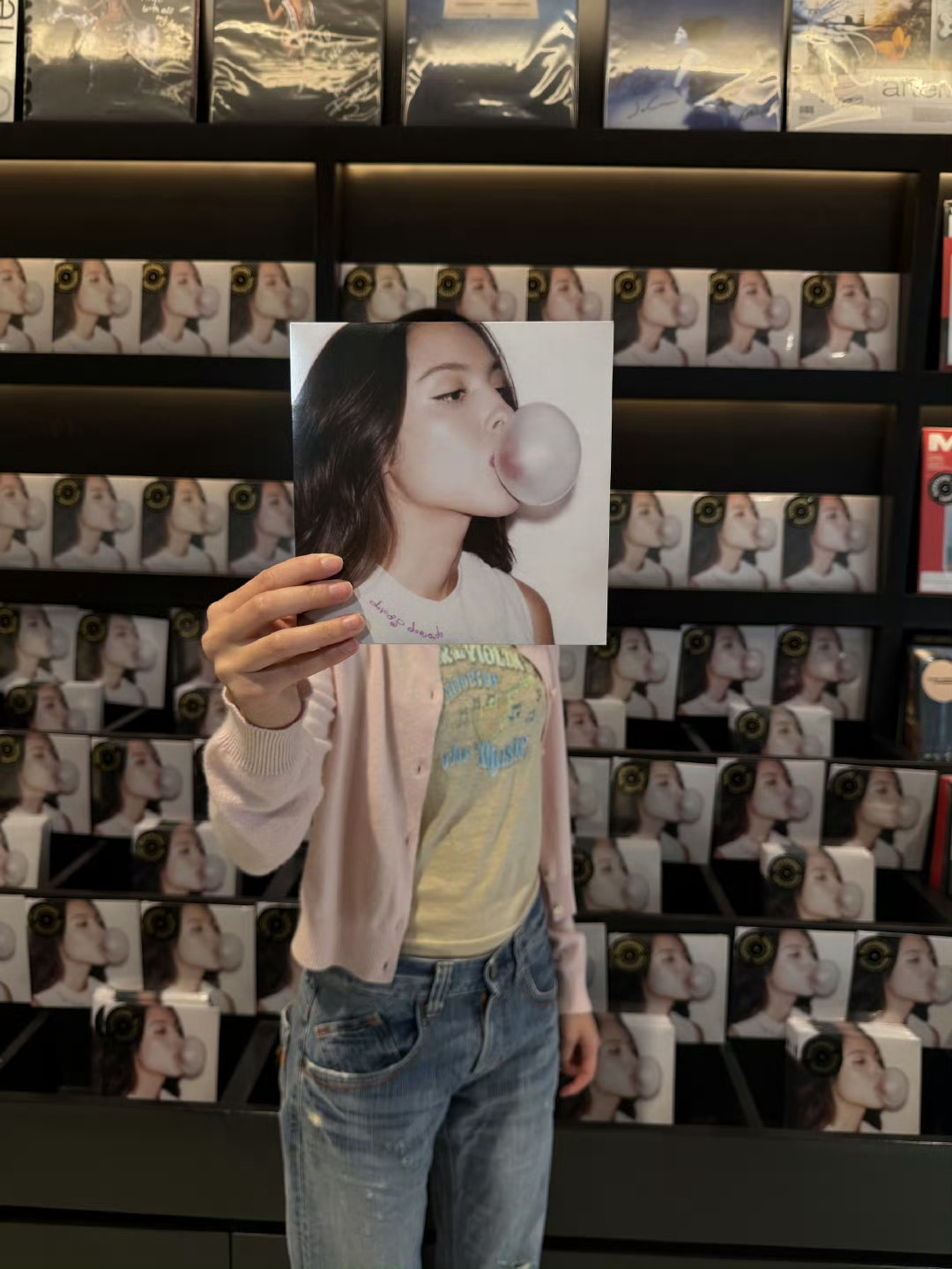 Olivia Rodrigo 最新与回归单曲唱片墙合影曝光：Olivia Rod