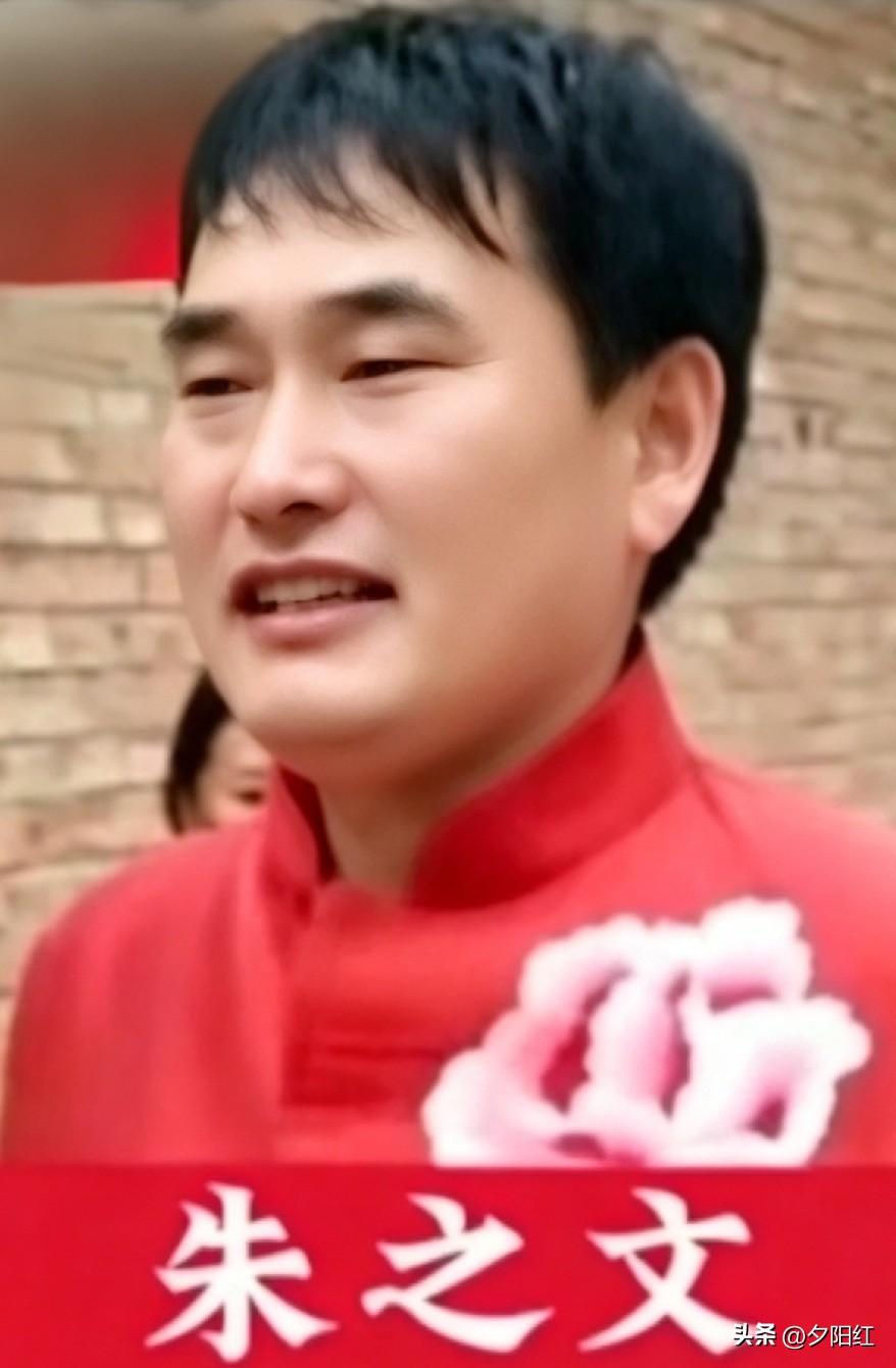 从星光大道走出来的四位草根歌手，他们分别是；
朱之文，李玉刚，
刘大成，阿宝，