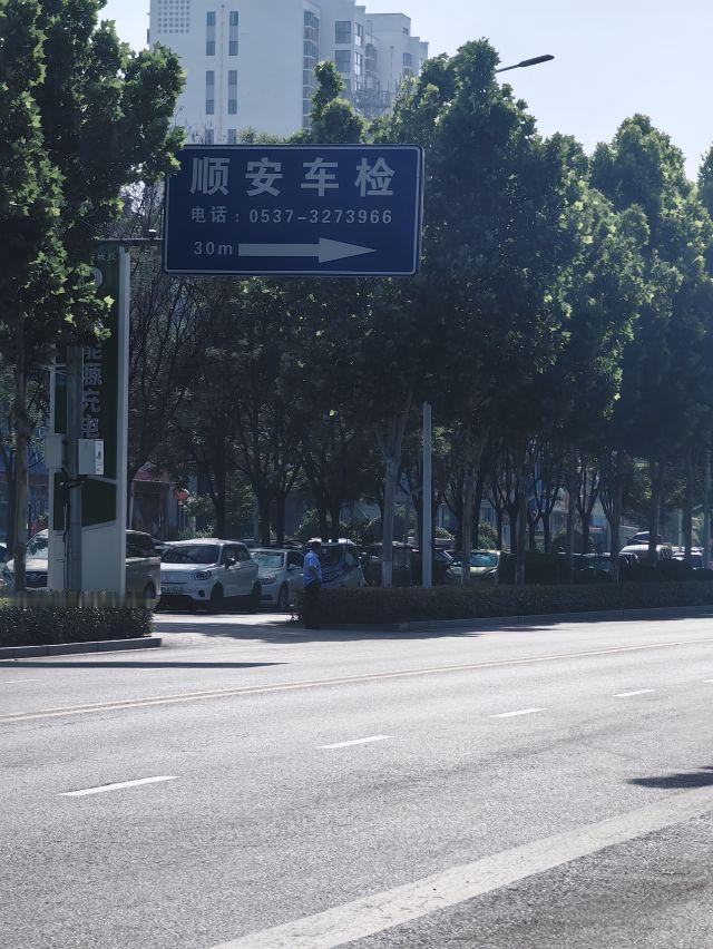 【济宁任城违规指示牌事件，基层日常监管引争议】据济宁市网络问政平台2026年6月