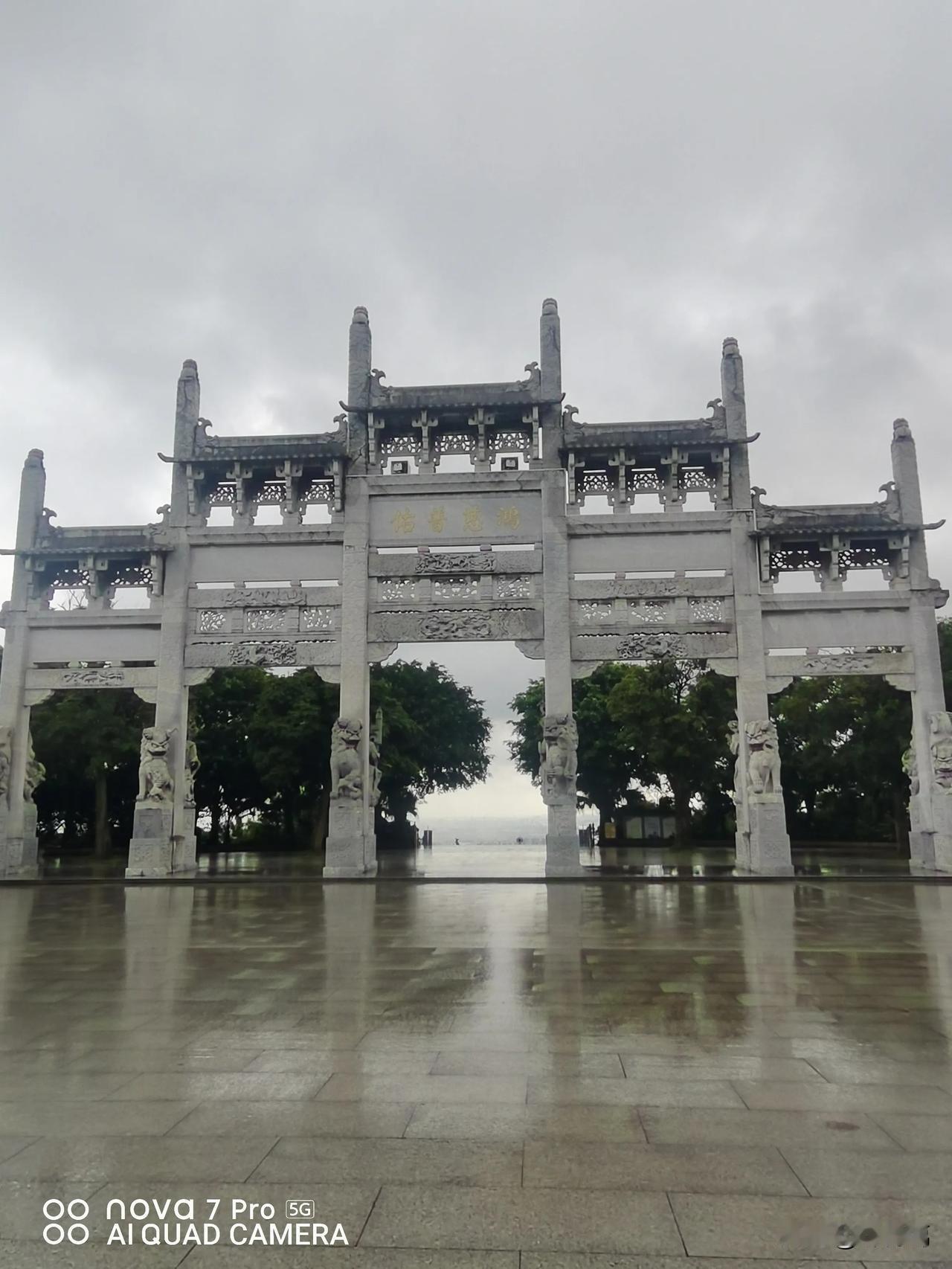 没人知道
最难的那几年，你是怎么熬过来
你把自己封闭起来，屏蔽了外界
就像内力耗